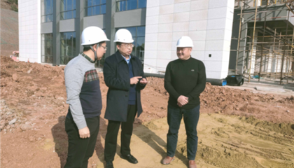 遂寧興業(yè)集團黨委副書記、監(jiān)事會主席、工會主席石鎮(zhèn)槐深入遂寧市興學(xué)商務(wù)中心項目、公共衛(wèi)生臨床醫(yī)療中心一期項目進行實地巡查